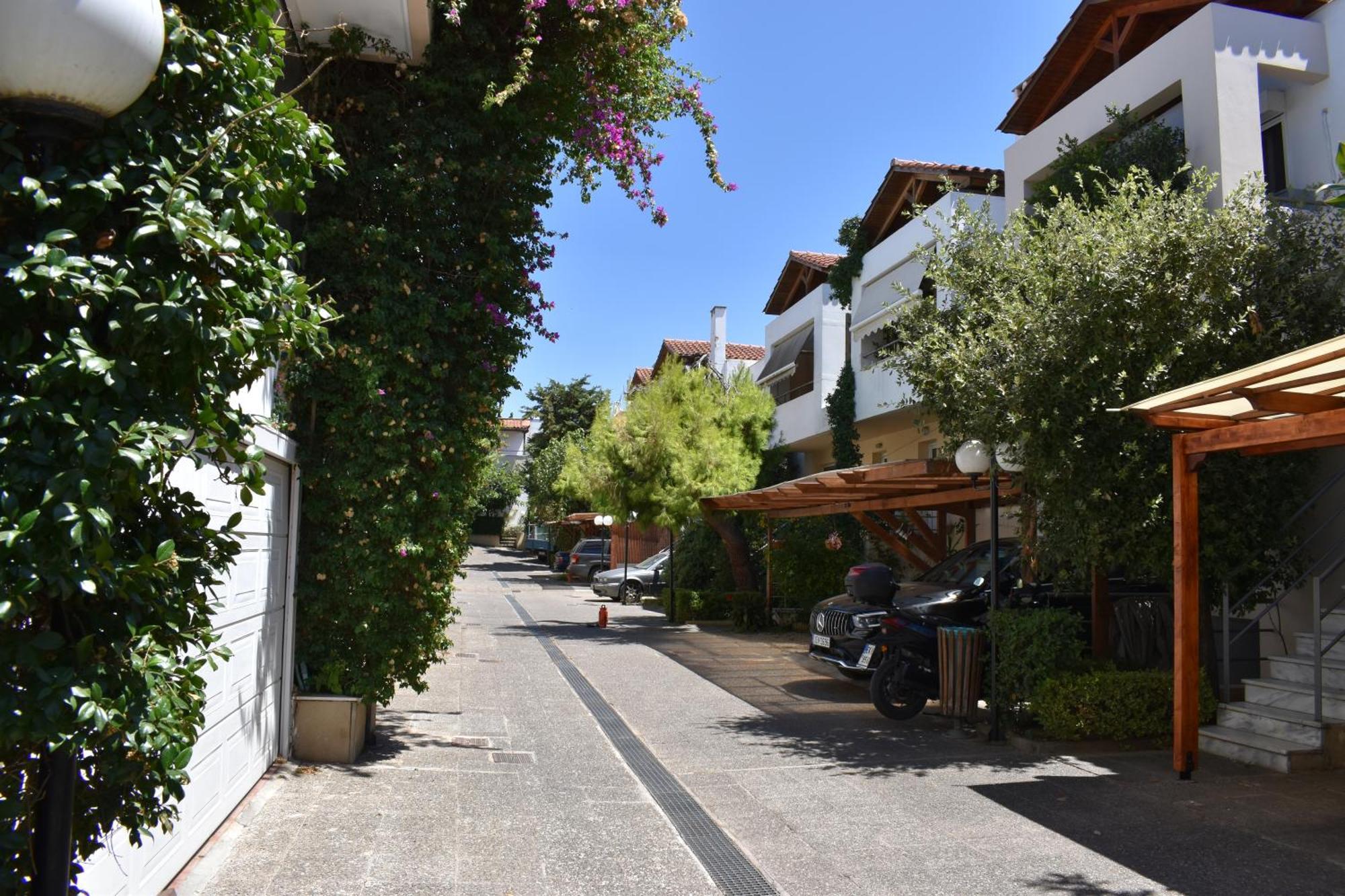 Marousi Escape - 5 Mins Walking Away From Train - Metro Villa Atina