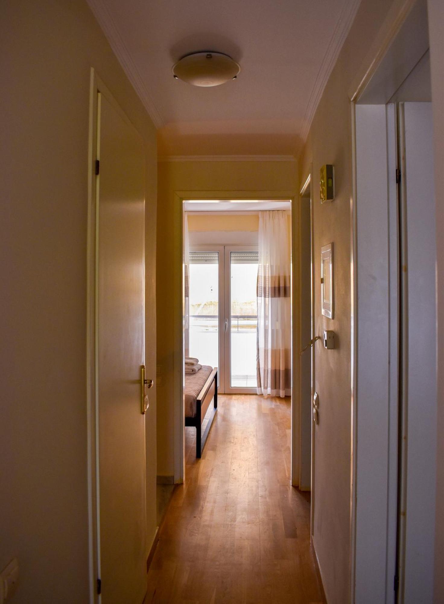 Marousi Escape - 5 Mins Walking Away From Train - Metro Atina