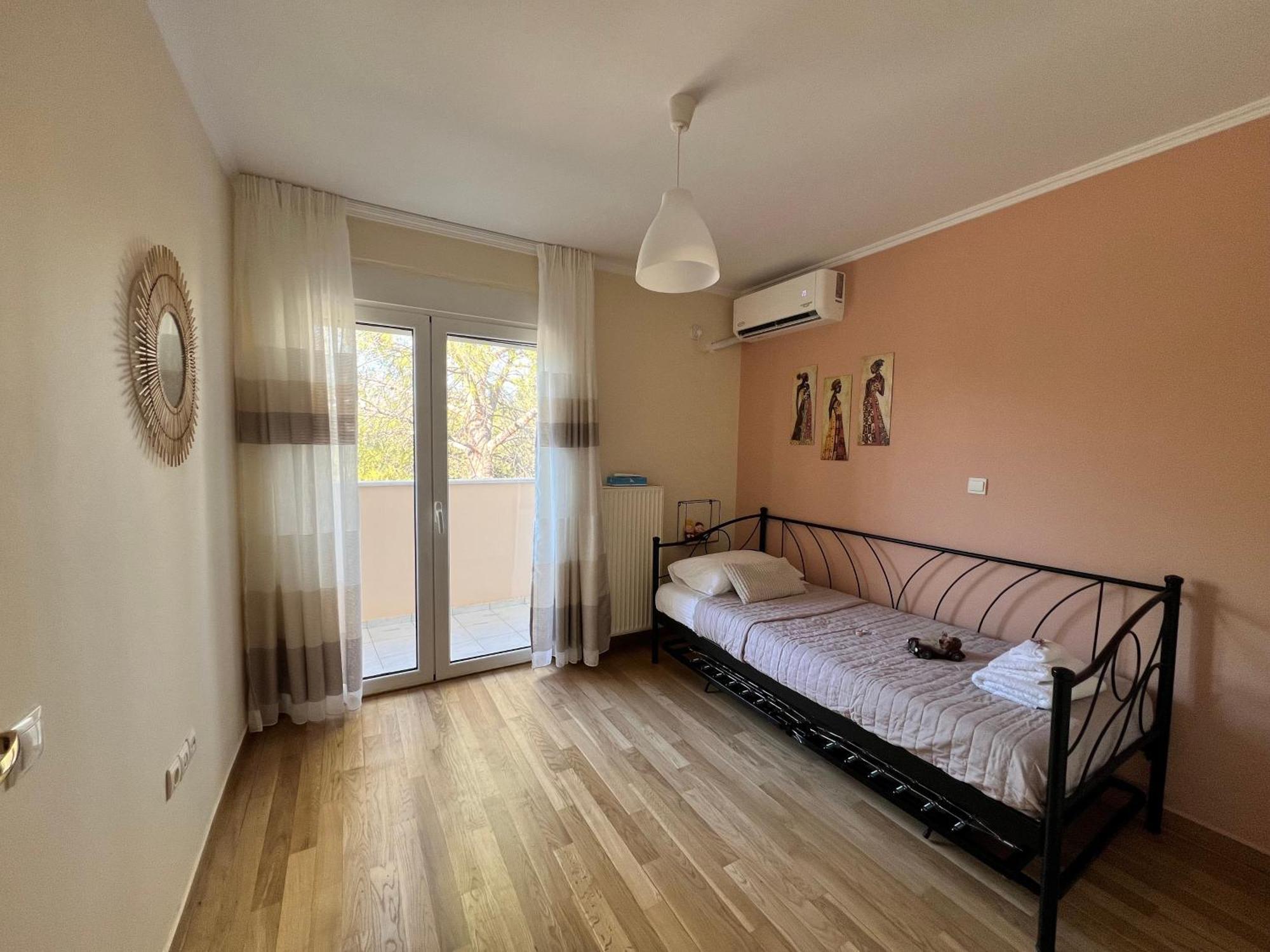 Villa Marousi Escape - 5 Mins Walking Away From Train - Metro Atina