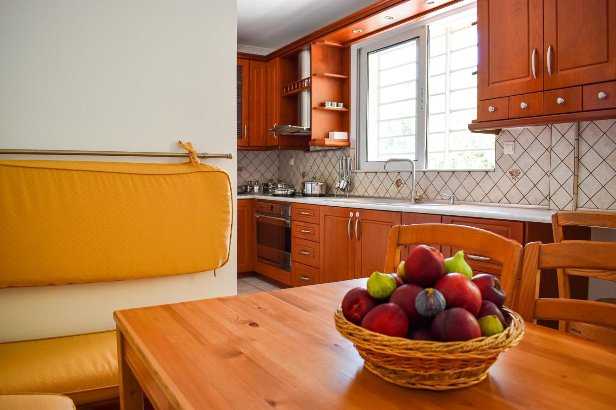 Villa Marousi Escape - 5 Mins Walking Away From Train - Metro