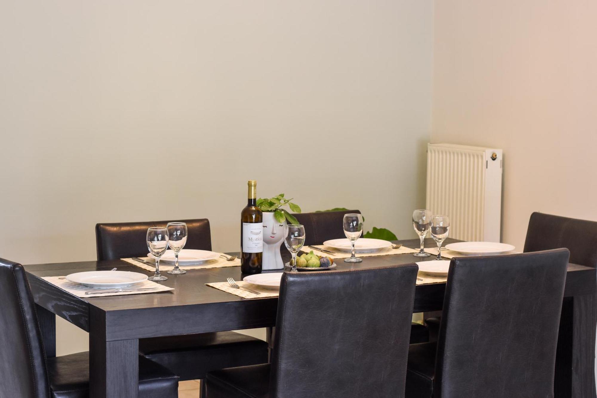 Marousi Escape - 5 Mins Walking Away From Train - Metro Villa