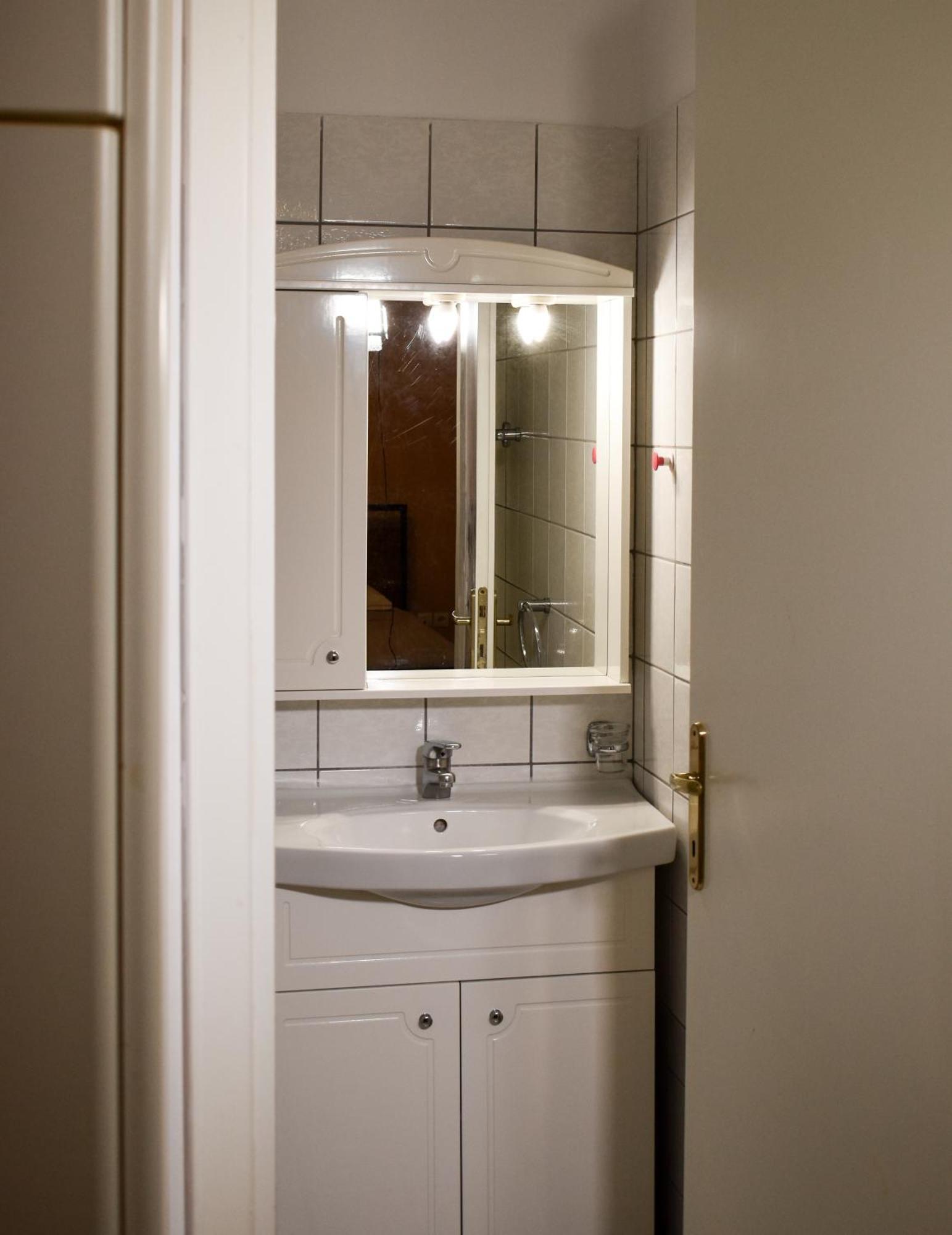 Marousi Escape - 5 Mins Walking Away From Train - Metro Villa Athens