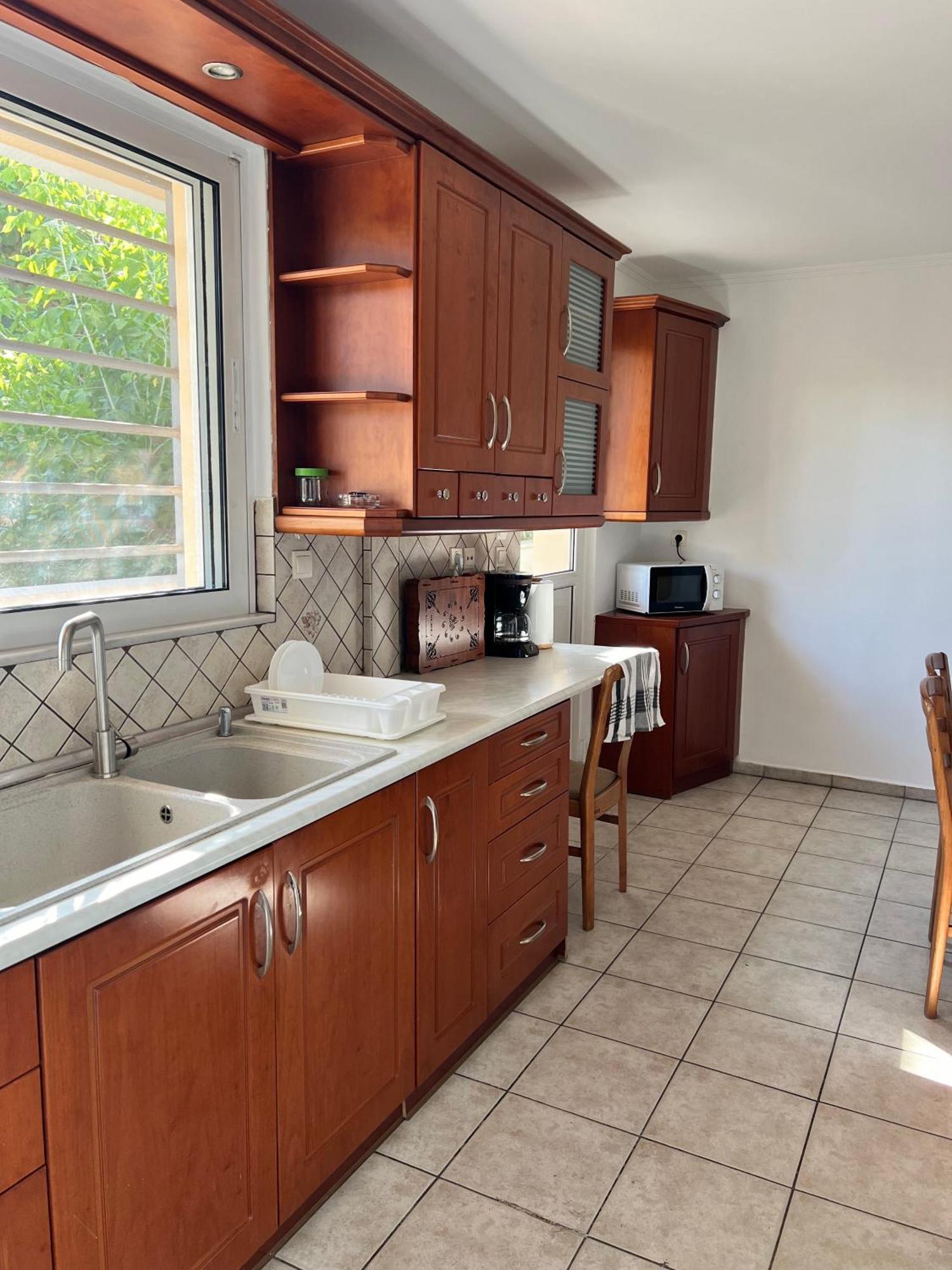 Marousi Escape - 5 Mins Walking Away From Train - Metro Villa