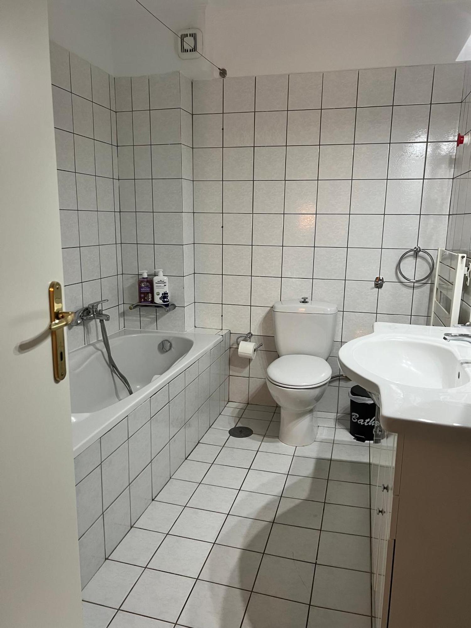 Marousi Escape - 5 Mins Walking Away From Train - Metro Villa